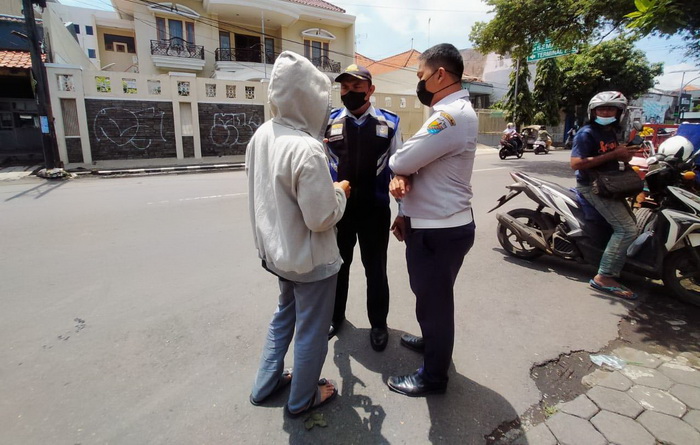 SOSIALISASI &ndash; Petugas Dishub Kota Pekalongan saat sosialisasi kepada Jukir liar di wilayah setempat.