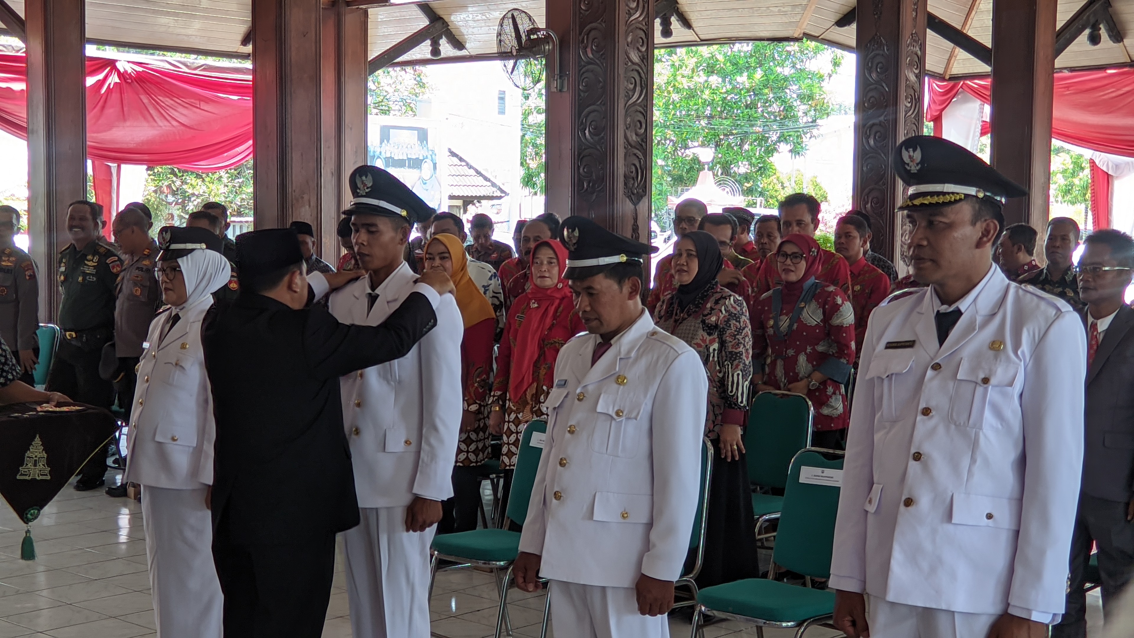 Bupati Semarang memasangkan tanda simbol ke Kades PAW yang dilantik