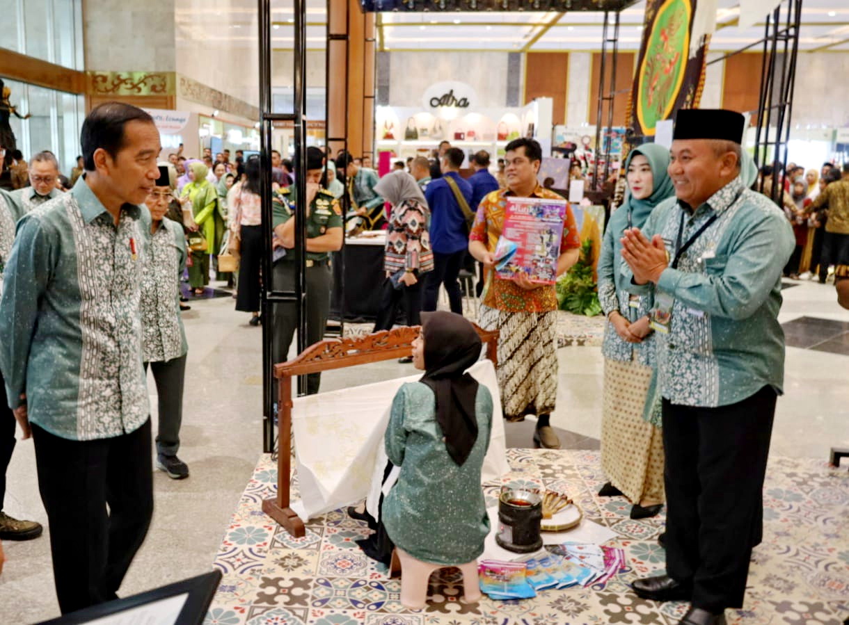 KUNJUNGI - presiden RI Jokowi menyempatkan hadir langsung ke stand Kota Pekalongan pada Inacraft 2023 di Jakarta.