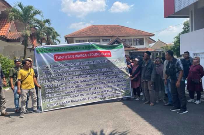 Ratusan warga Dusun Gedungglatik Desa Candirejo datangi Kantor DPRD Kabupaten Semarang tuntut kejelasan dampak Bendungan Jragung.