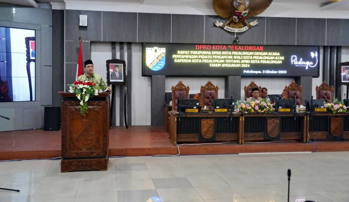 SAMPAIKAN - Walikota Pekalongan, HA Afzan Arslan saat sampaikan Raperda APBD tahun 2024 di Ruang Sidang Paripurna DPRD Kota Pekalongan, Selasa sore (3/10).