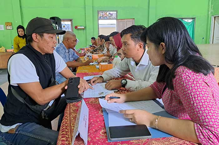 Kepala Kantor Badan Pertanahan Nasional (BPN) Kabupaten Magelang A Yani menerima surat hasil penetapan ganti rugi dari KJPP, Kamis (5/10).&nbsp;