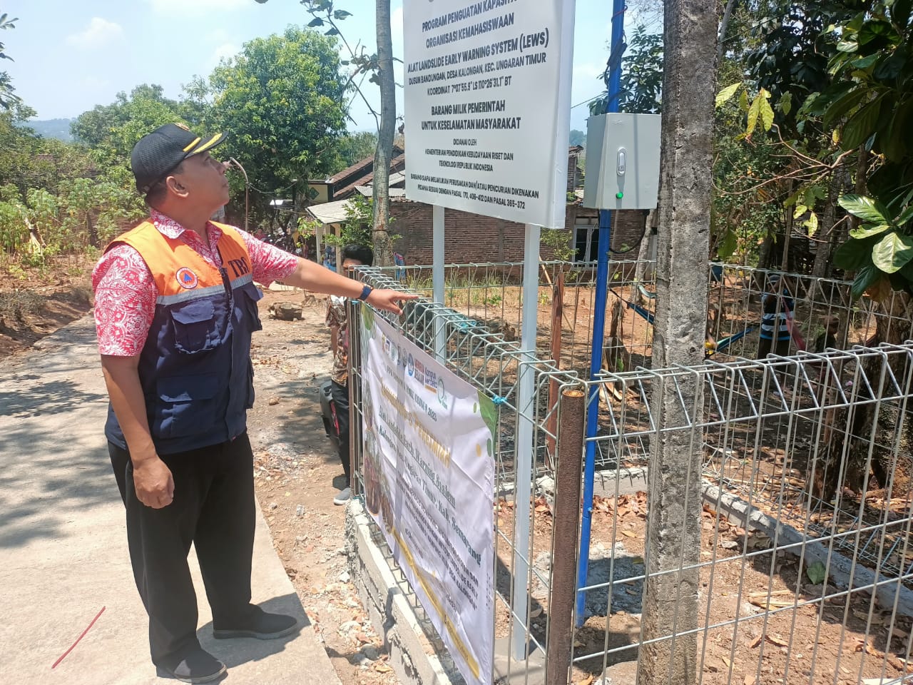 Kasi pencegahan dan kesiapsiagaan BPBD melihat langsung titik lokasi pasang LEWS di Dusun bandungan