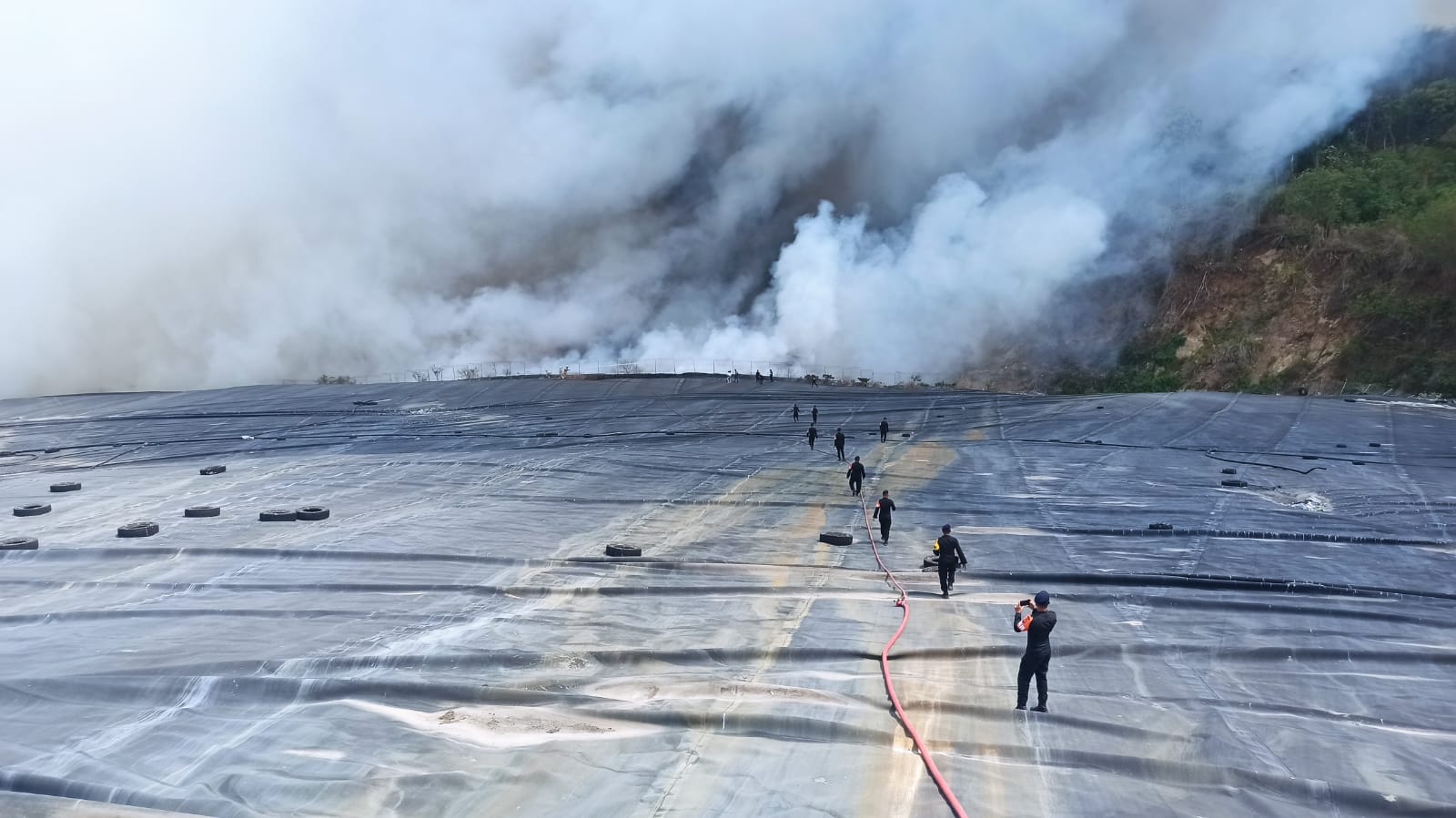 Tumpukan sampah di zona tiga TPA Jatibarang Semarang terbakar, Jumat (6/10) sekitar pukul 11.15.