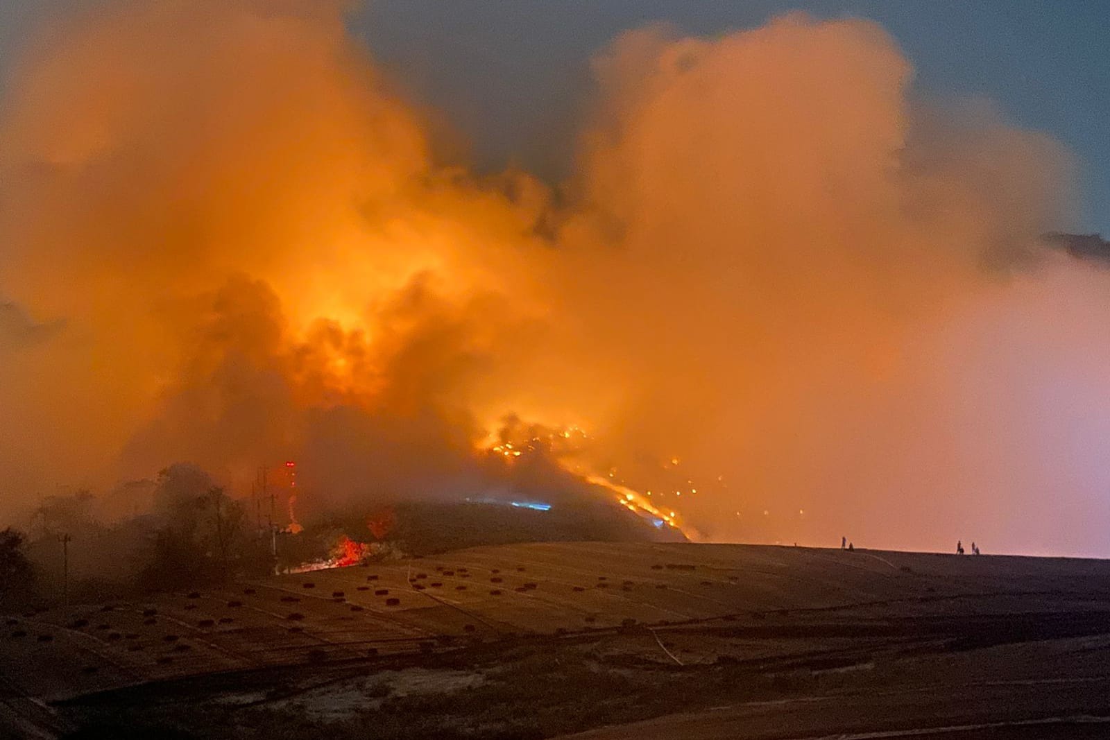 Api masih membara di TPA Jatibarang Semarang hingga Jumat (6/10/2023) petang.