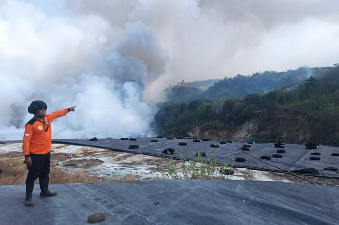 Api kebakaran di TPA Jatibarang, Mijen, Kota Semarang yang tadinya di zona tiga telah meluas ke zona empat, Jumat (6/10/2023).