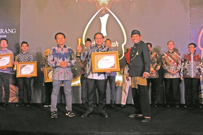 KAMPUS INOVATIF : Direktur Poltekkes Kemenkes Semarang Jefri Ardiyanto, M.App.Sc. saat menerima Anugerah Jawa Pos Radar Semarang 2023 kategori Perguruan Tinggi Inovatif dengan Penelitian dan Pengabdia