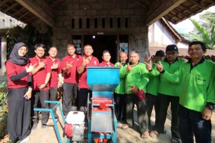 Tim Pengabdian kepada masyarakat Sekolah Vokasi Undip memberikan bantuan peralatan mesin pulper kopi, kepada kelompok tani kopi di Kabupaten Semarang, Senin (02/10/2023)