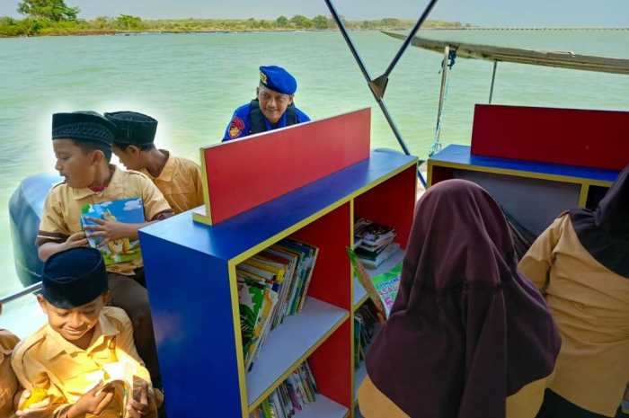 Para siswa antusias membaca di atas perpustakaan terapung di Dermaga Pelabuhan Kendal Jumat (6/10).&nbsp;