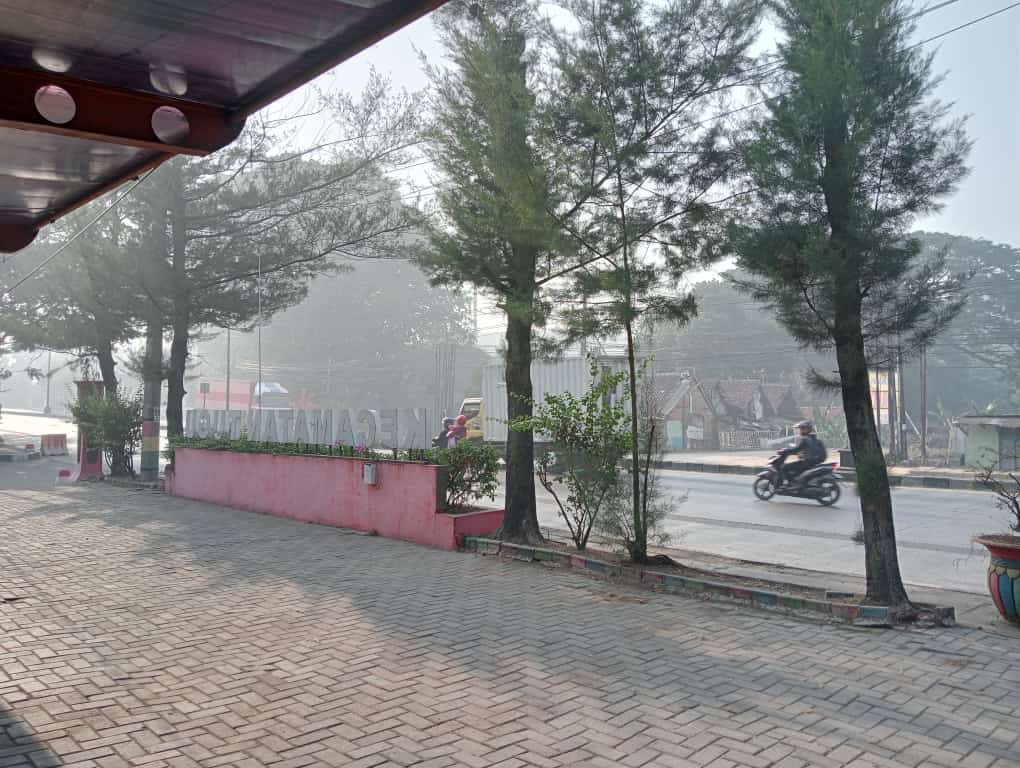 Sejumlah wilayah di Semarang terdampak asap kebakaran TPA Jatibarang, Sabtu pagi (7/10).