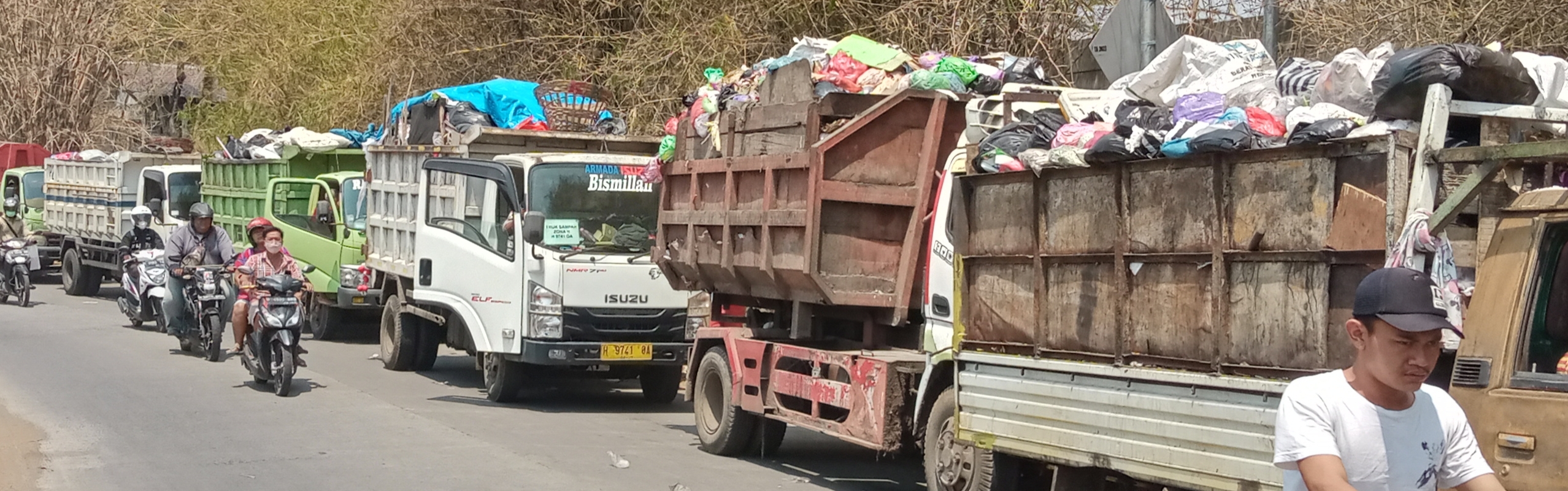 Antrean truk sampah mengular, menunggu giliran melakukan pembuangan sampah, imbas terbakarnya TPA Jatibarang. (Sulistiono)