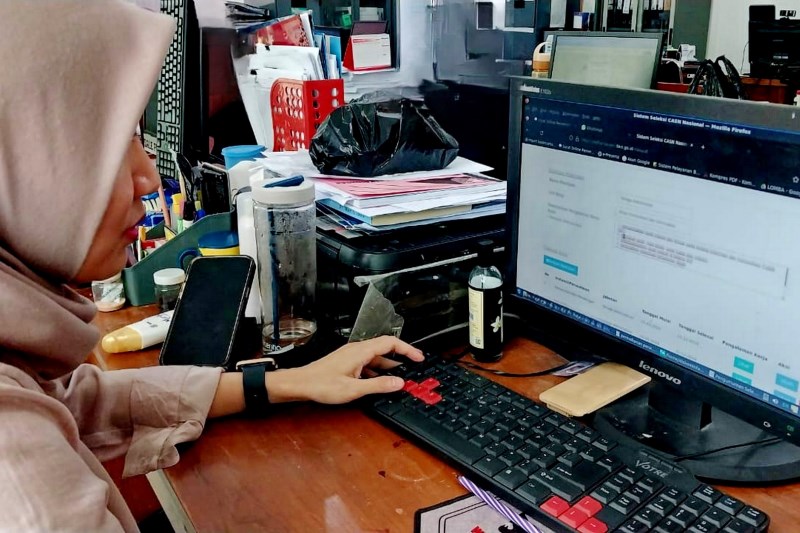 ISI DATA : Pelamar PPPK diharapkan berhati-hati dan teliti saat mengisi surat lamaran pada portal SSCASN. (Lutfi Hanafi/jawa Pos Radar Semarang)