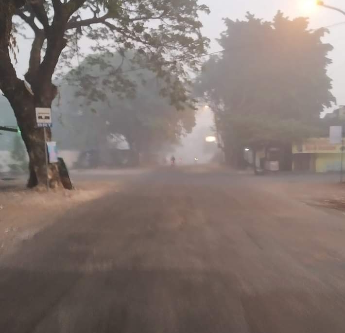 Jalanan di kawasan Semarang Barat,tertutup kabut asap,akibat kebakaran yang melanda TPA Jatibarang. Pekatnya asap mengganggu jarak pandang pengguna jalan. (IST)