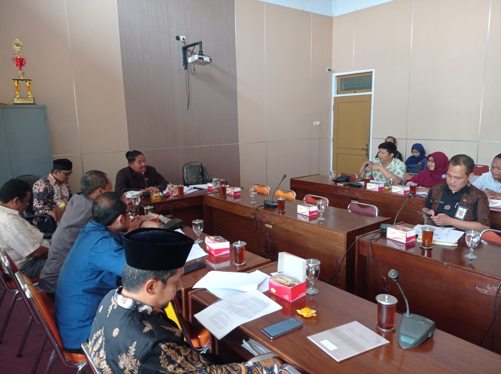 RAPAT KERJA: Bapemperda DPRD Kabupaten Pekalongan saat menggodok Raperda tentang Desa Wisata, beberapa waktu lalu.