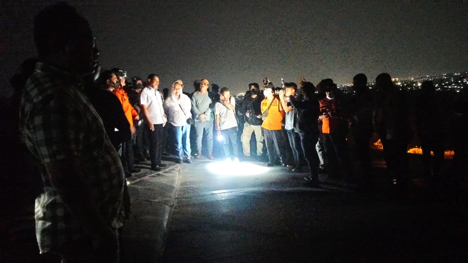 Pj Gubernur Jawa Tengah, Nana Sudjana, dan Wali Kota Semarang Hevearita Gunaryanti Rahayu memantau pemadaman TPA Jatibarang.