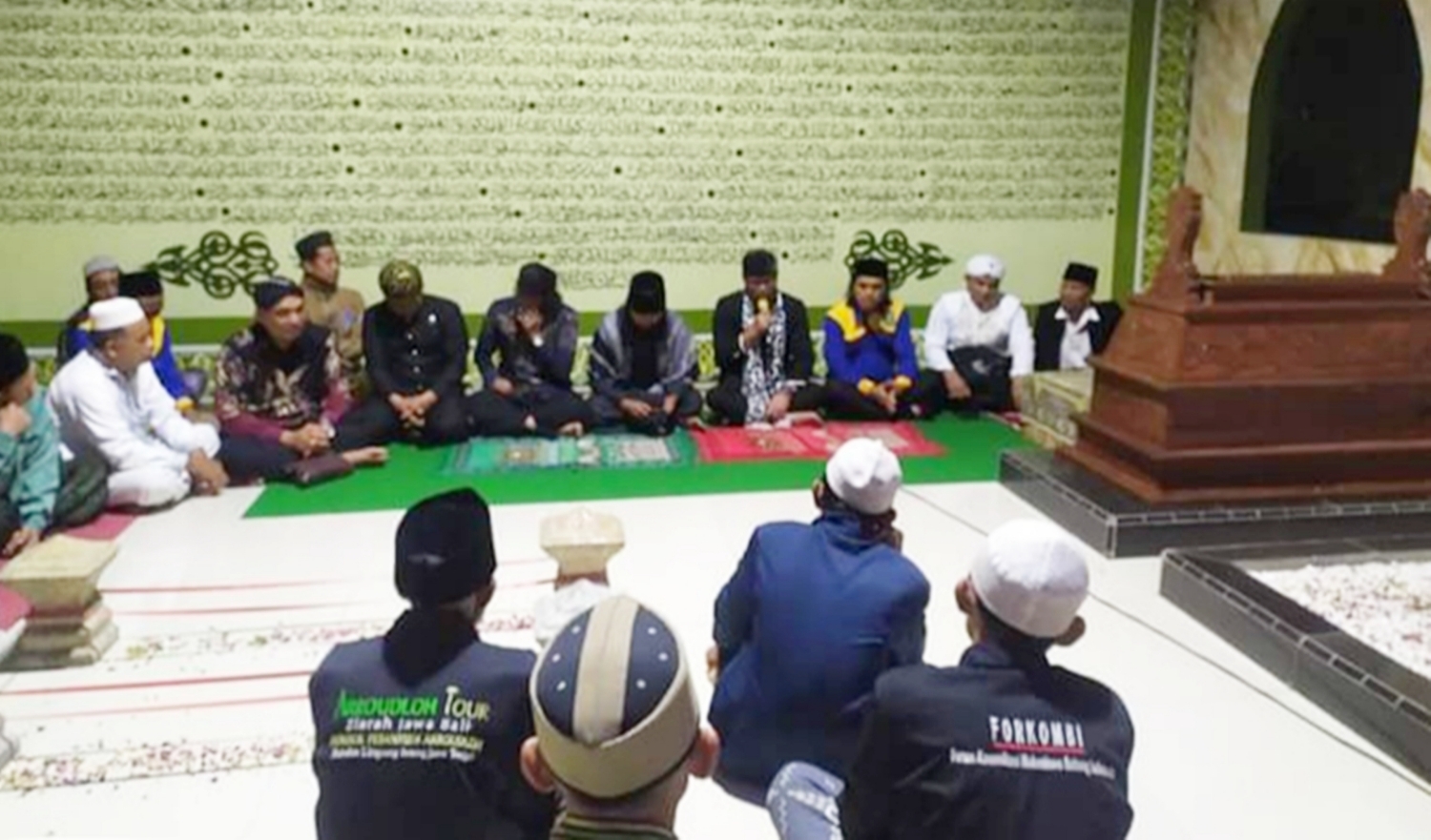 KUNJUNGAN: Raja Sumedang Larang Radya Anom Luky Djohari Soemawilaga didampingi Kades Kalisalak Setiadi dan Ketua Tim Nur Khasan mengunjungi makam Bangsawan Kiai Kidam Muhammad di Desa Kalisalak.