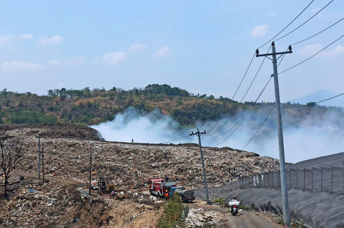 Api kebakaran di zona tiga dan empat TPA Jatibarang Semarang belum sepenuhnya padam.