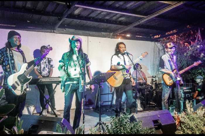 Enam personel Band Serambi, Kesit Widjanarko (Vocal), Novi Adi Pranolo (Gitar), Dwi Artanto (Keyboard), Albert Steven (Perkusi, Vokal), Fajar Isharyadi (Bass) dan Sharief Yulian (Drum) tampil pentas.