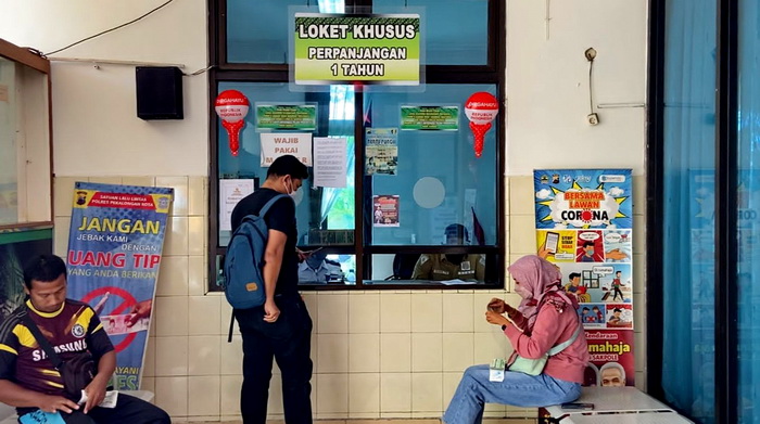 LAYANAN &ndash; Samsat Kota Pekalongan saat berikan pelayanan kepada masyarakat setempat dalam mengurus surat kendaraan bermotor.