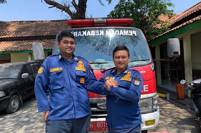 Gigih Tyas Prajoko (kanan) dan Anding Triwibowo (kiri) petugas damkar Kendal tetap solid menjalankan tugas.