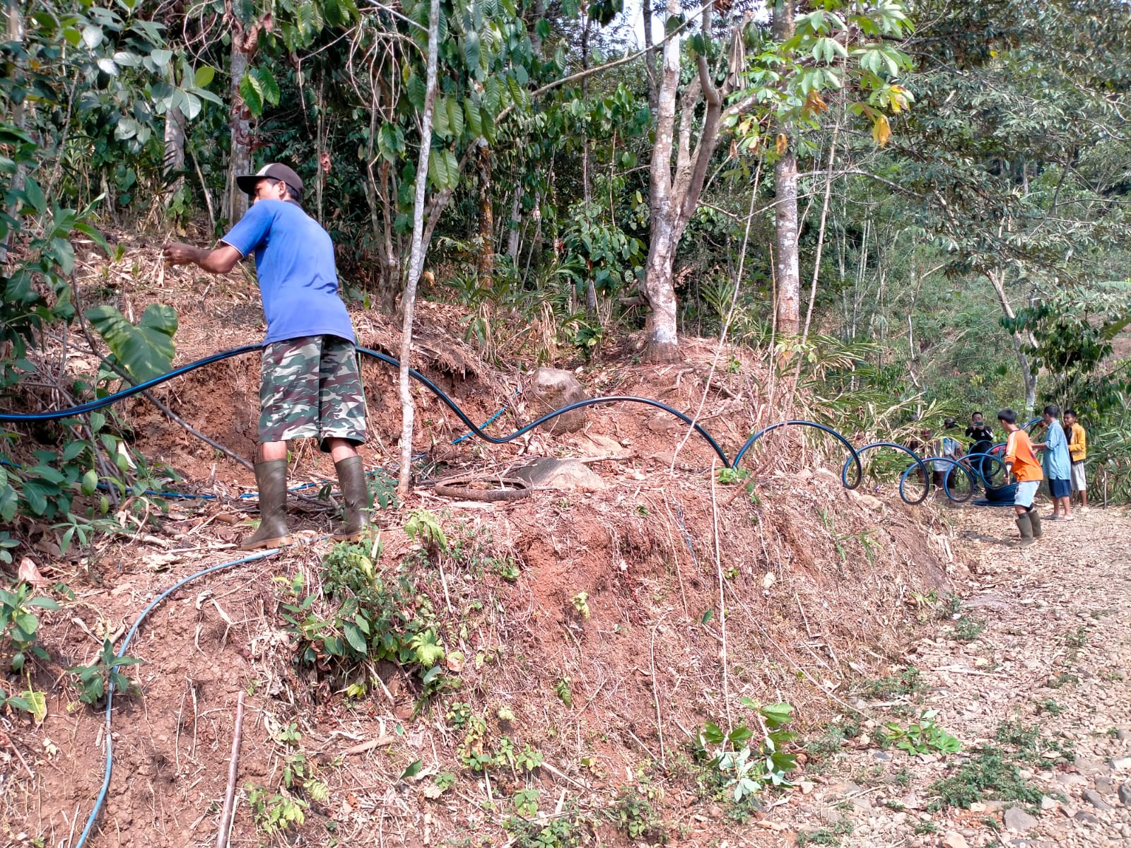 GOTONG ROYONG: Warga saat bergotongroyong memasang pipa jaringan PDAM dari sumber air ke permukiman Dukuh Siangkreng, Desa Gutomo, Kecamatan Karanganyar, Kabupaten Pekalongan.