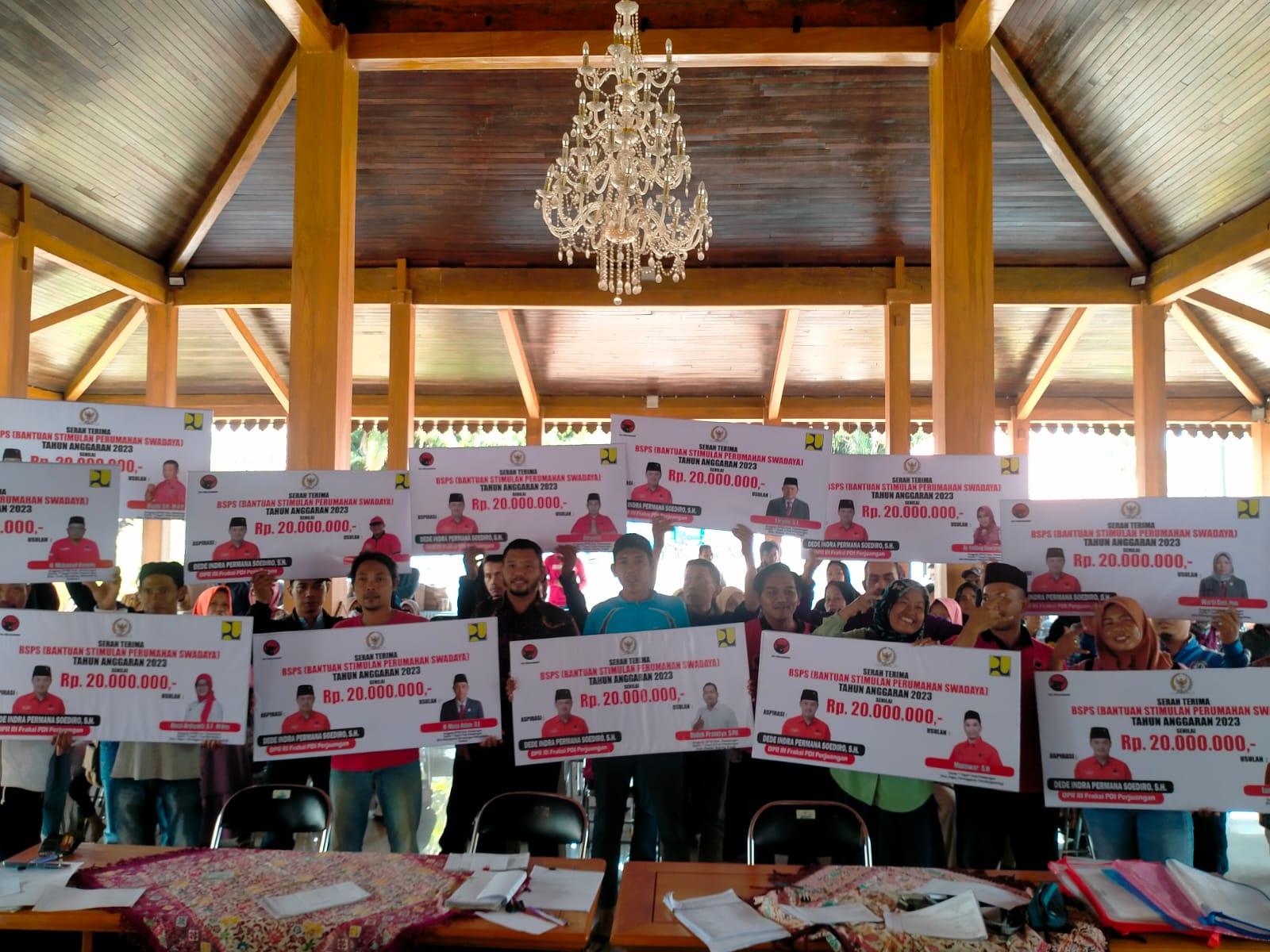 PROGRAM BSPS: Warga saat mengekspresikan kegirangan mereka menerima bantuan program BSPS Kementerian PUPR dari aspirasi Dede Indra Permana, di Kajen, Kabupaten Pekalongan, Senin (9/10).