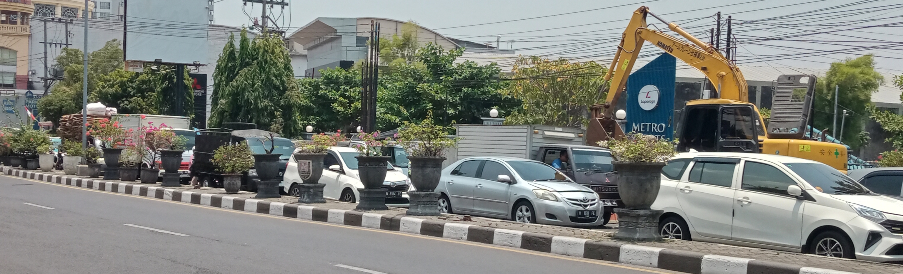 Kemacetan jelang pertigaan pasar Kambing, Jl. MT Haryono imbas proyek perbaikan saluran dan galian. (Foto: Sulistiono)