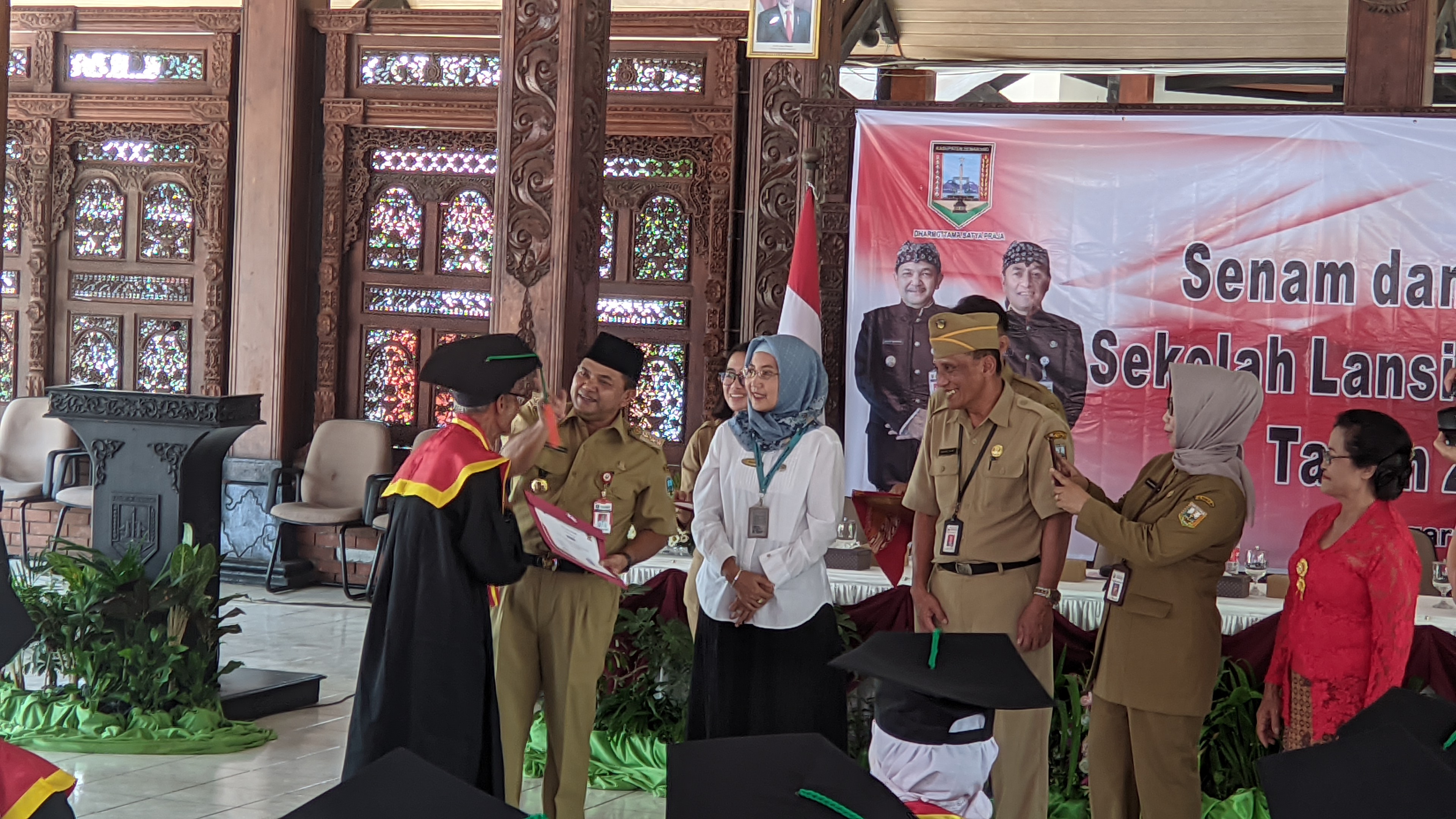 Bupati Semarang mewisuda peserta didik Sekolah Lansia Pancasila Desa Kenteng