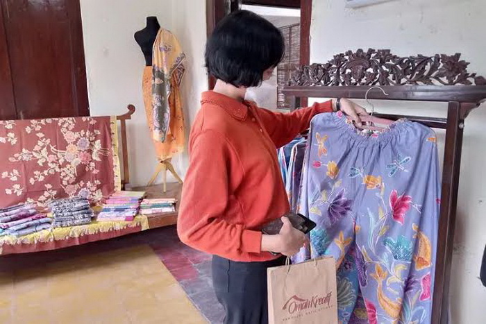 BELANJA &ndash; Pengunjung saat belanja batik di Kampung Batik Kauman yang lokasinya dekat dengan Alun-Alun Kota Pekalongan.