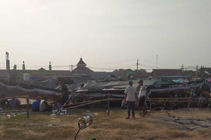 Tenda tempat pelaksanaan pilkades di lapangan Desa Werdoyo, Kecamatan Kebonagung roboh disapu angin kencang.  &nbsp;