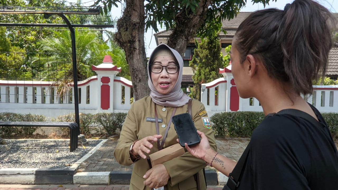 Kepala DP3AKB Kabupaten Semarang, Dewi Pramuningsih saat diwawancarai awak media
