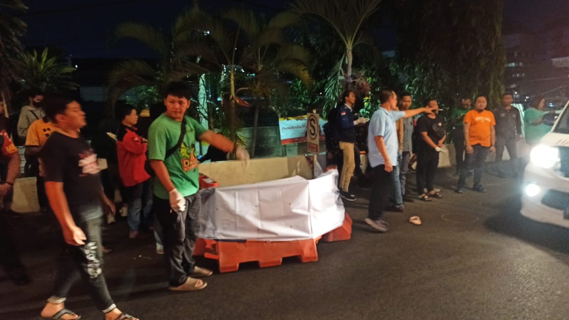 Petugas melakukan olah TKP wanita diduga jatuh dari mall Paragon Semarang.
