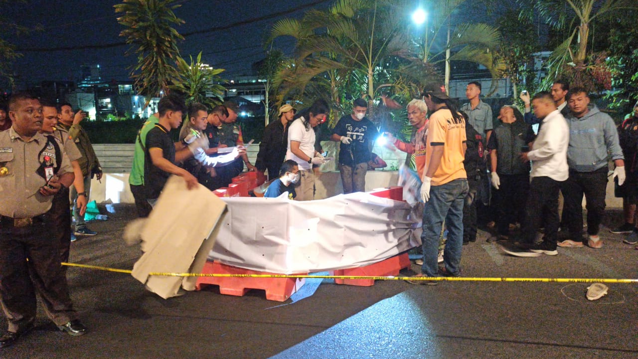 Petugas melakukan olah TKP wanita diduga jatuh dari mall Paragon Semarang.