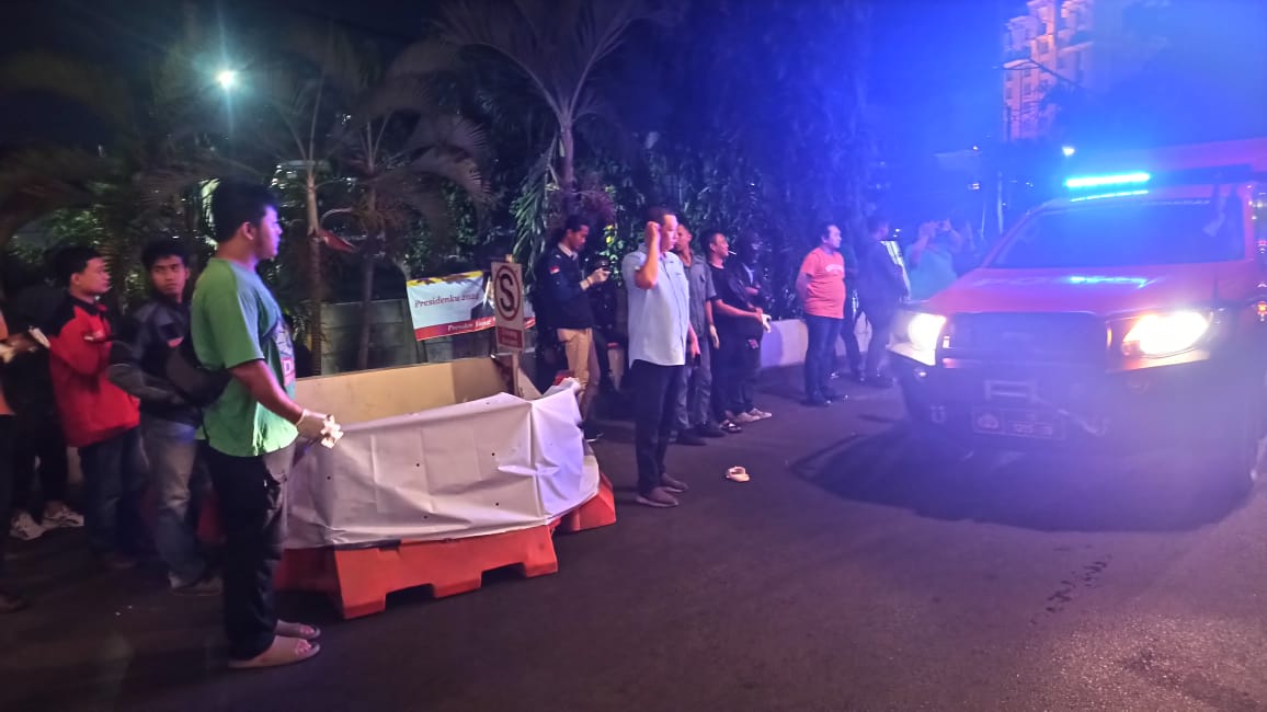 Petugas melakukan olah TKP wanita diduga jatuh dari mall Paragon Semarang.