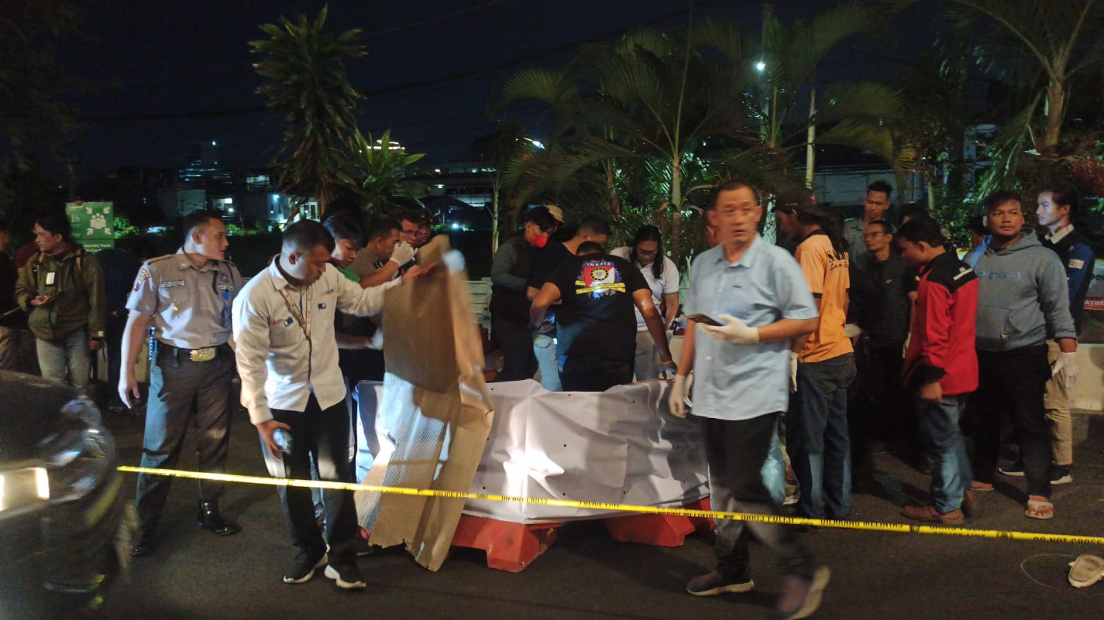 Petugas melakukan olah TKP wanita diduga jatuh dari mall Paragon Semarang.