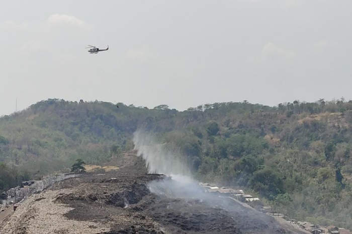 Helikopter water bombing dikerahkan untuk membantu padamkan kebakaran TPA Jatibarang Semarang.
