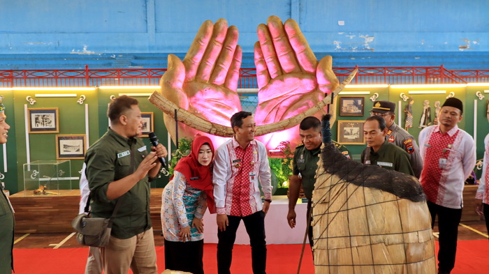KUNJUNGI - Walikota Pekalongan Achmad Afzan Arslan Djunaid saat turut mengunjungi pameran keliling Museum Jawa Tengah Ranggawarsita di GOR Jetayu, Selasa (10/10).