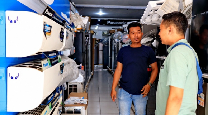 JELASKAN &ndash; Sales AC di Toko Berkah Jaya Kota Pekalongan saat menjelaskan berbagai pilihan AC kepada pembelinya.