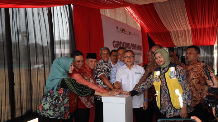 PENCET - Menteri Perdagangan Zulkifli Hasan didampingi Walikota Pekalongan, HA Afzan Arslan Djunaid, saat ground breaking di lokasi ex pasar Banjarsari Rabu (11/10).