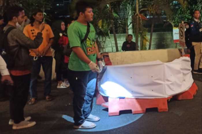 Petugas melakukan olah TKP wanita diduga jatuh dari mall Paragon Semarang.