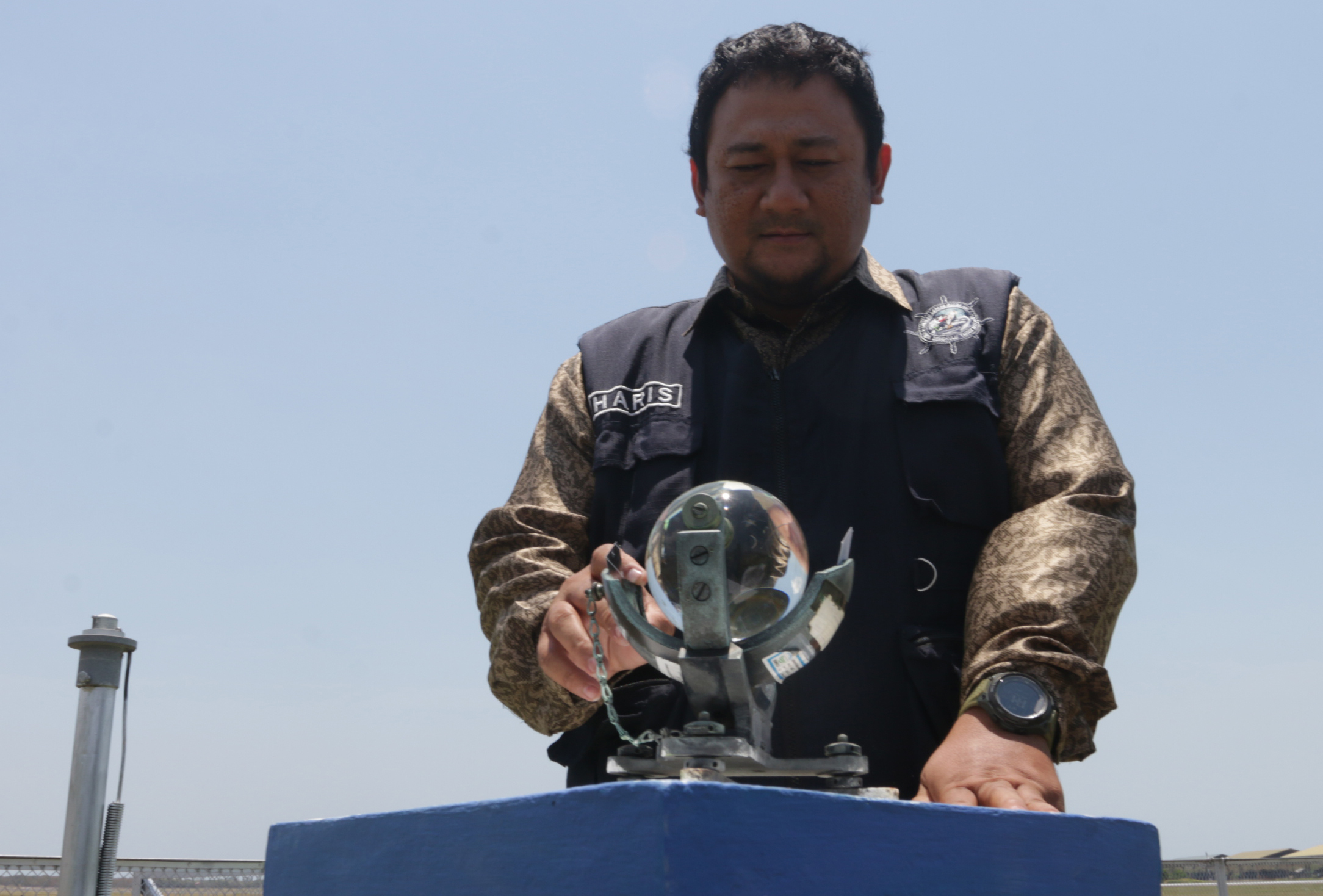 PREDIKSI CUACA : Petugas Stasiun Meteorologi Klas II Ahmad Yani Semarang sedang memantau data cuaca di Kota Semarang.
