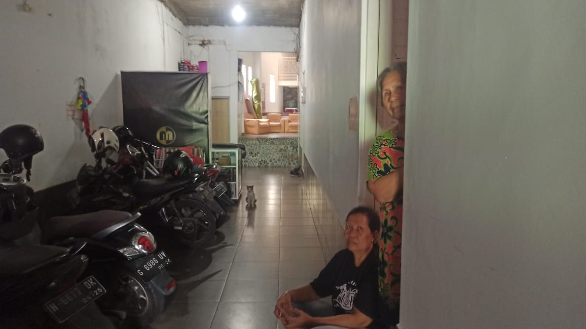 Kasmirah (berdiri), pemilik bangunan tempat NJW bekerja.