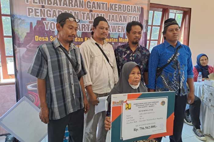 Pembayaran jalan tol yang menyatukan ahli waris, Selasa (10/10). ROFIK SYARIF G P/JAWA POS RADAR SEMARANG