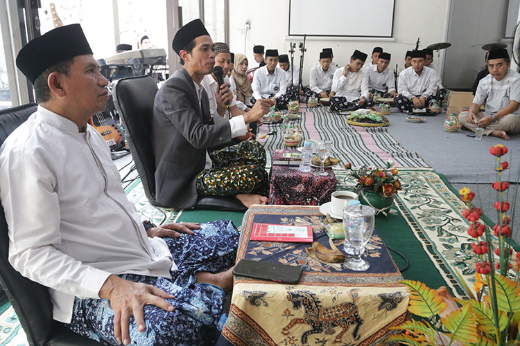 KUMANDANGKAN SALAWAT : Suasana peringatan Maulid Nabi di kantor Jawa Pos Radar Semarang Rabu (11/10).
