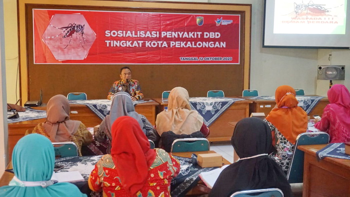 SOSIALISASI - petugas kelurahan dan puskesmas se-Kota Pekalongan, diberikan sosialisasi pencegahan DBD di Aula Kantor Dinkes setempat, Kamis (12/10)