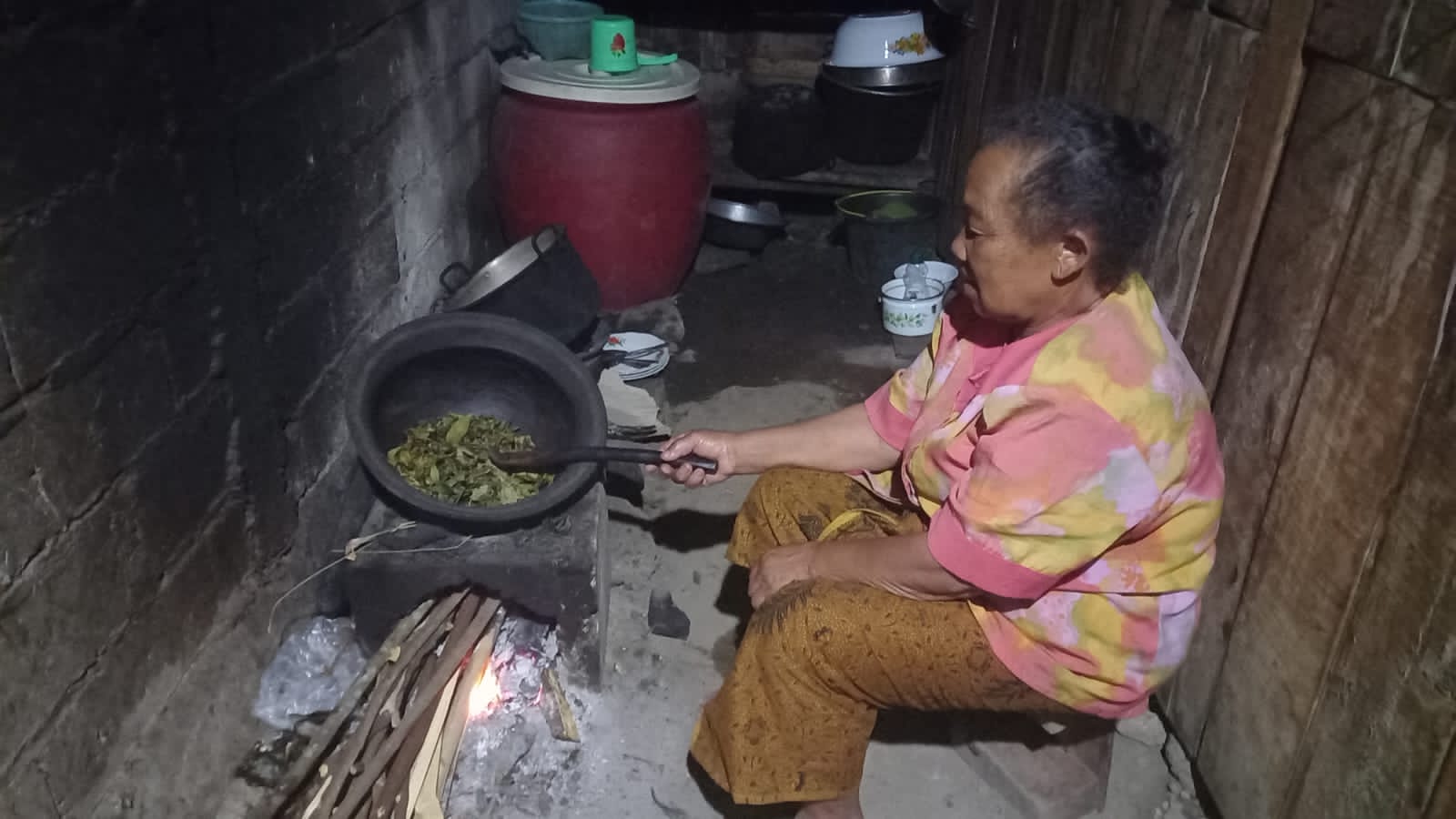 Marinem saat menyangrai Teh Tiamo khas Dusun Sokowolu, Desa Tajuk