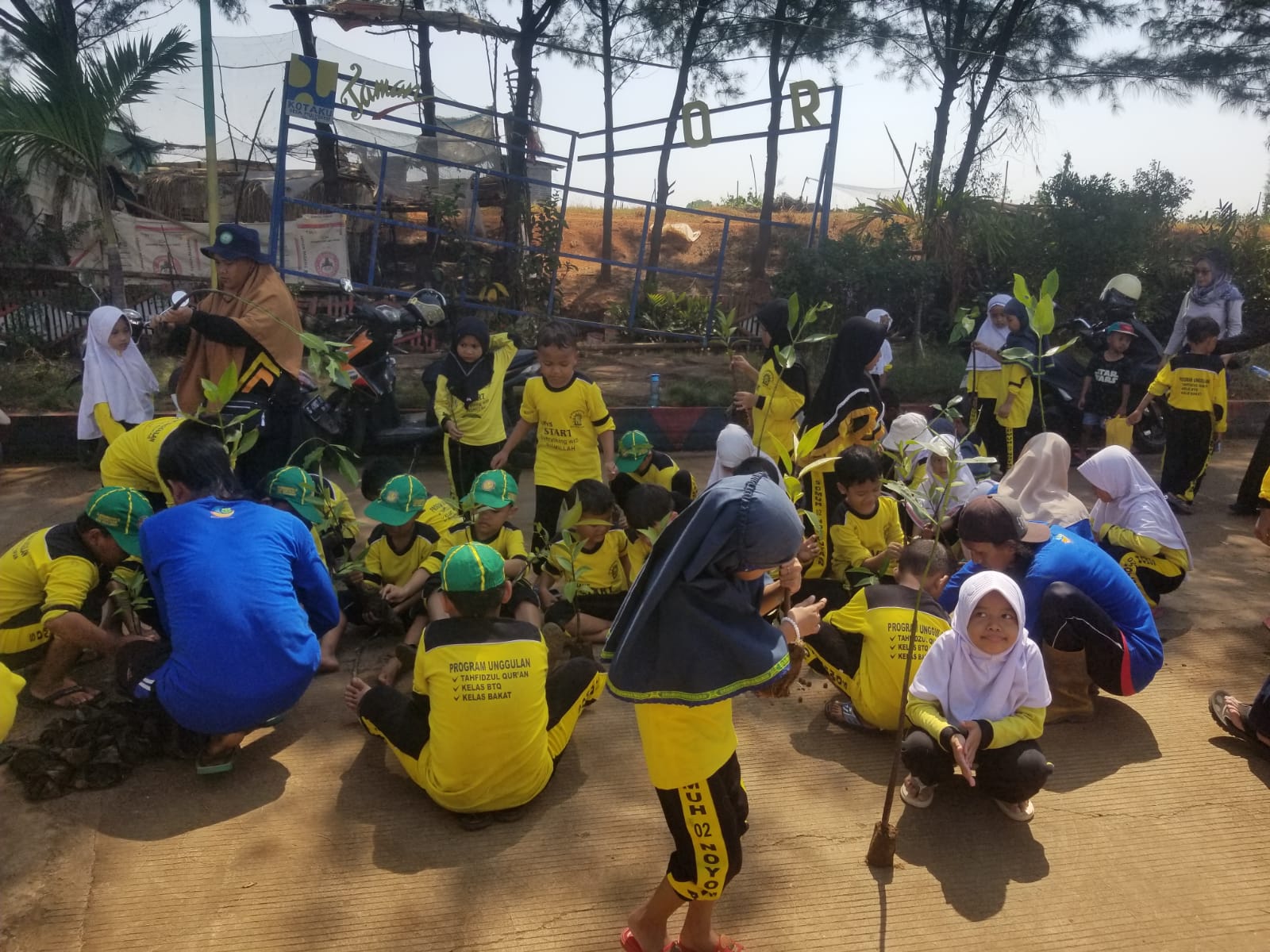 EDUKATIF: Anak-anak saat belajar tentang mangrove di Mulya Asri, Desa Mulyorejo, Kecamatan Tirto, Kabupaten Pekalongan.