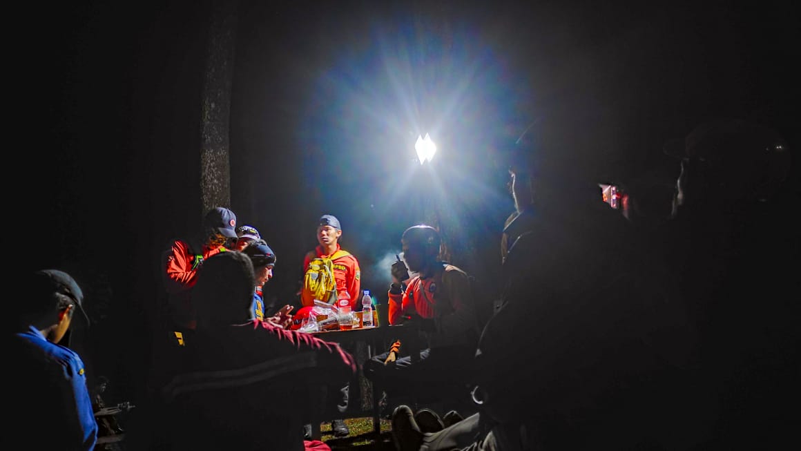 Para relawan dan anggota damkar serta BPBD  Kabupaten Semarang tengah melakukan koordinasi dan pemantauan