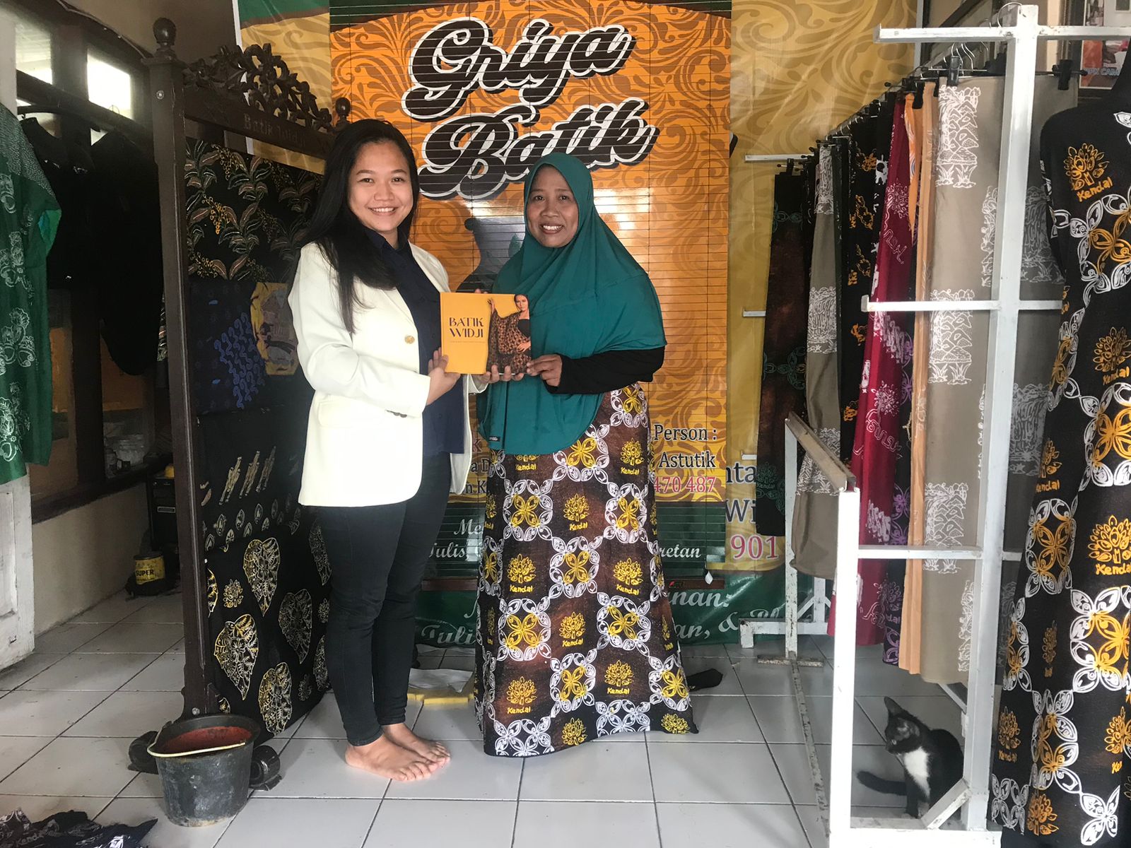 Ye Nissi saat menyerahkan buku visual batik khas Kendal.