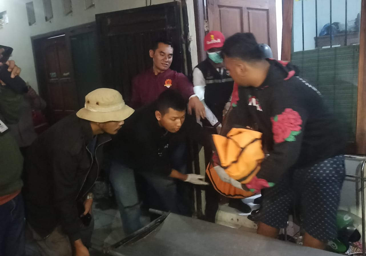 Polisi mengevaluasi jenazah mahasiswa Udinus yang diduga bunuh diri.